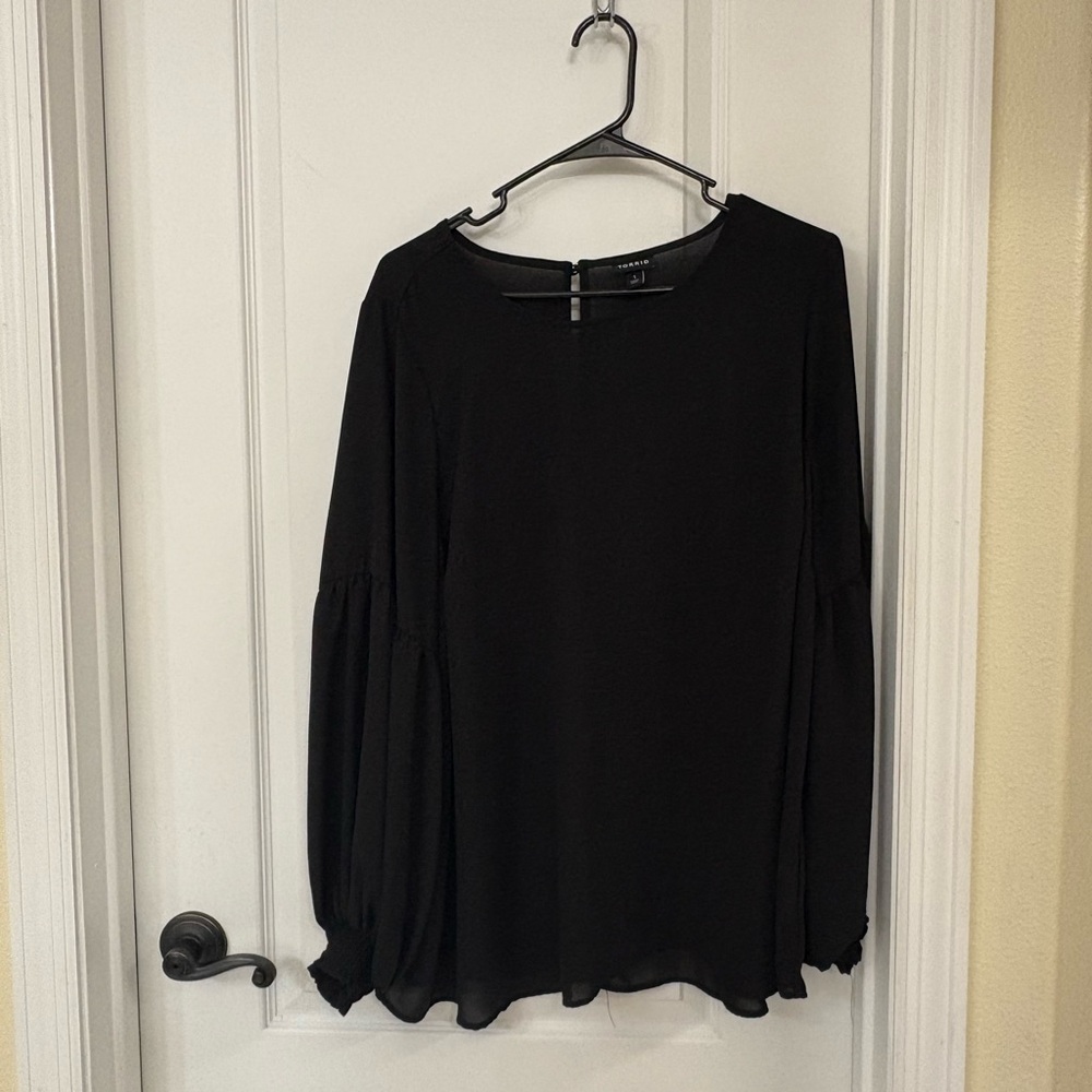 Torrid Black Sheer Flowy Chiffon Blouse Womens 1X Long Sleeve Keyhole Back